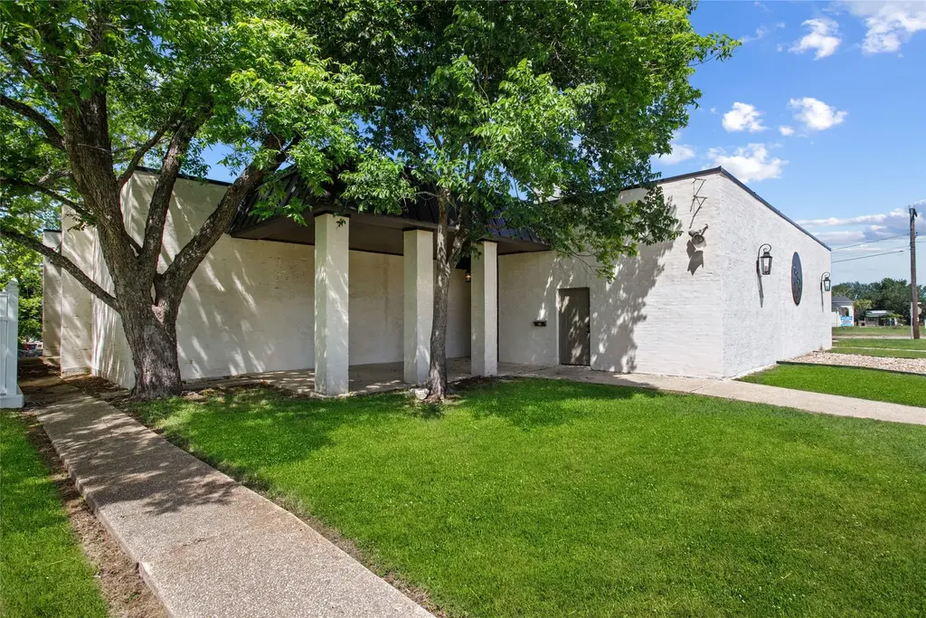 189 S Manse Avenue West Wing, Giddings