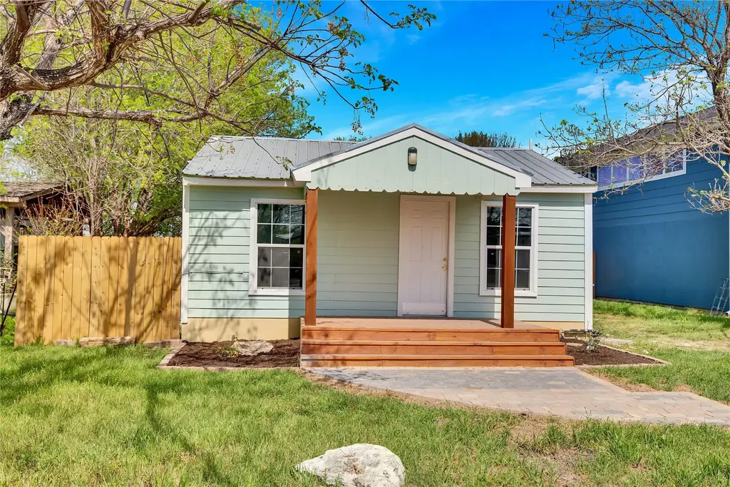 211 E Burton Street, Manor