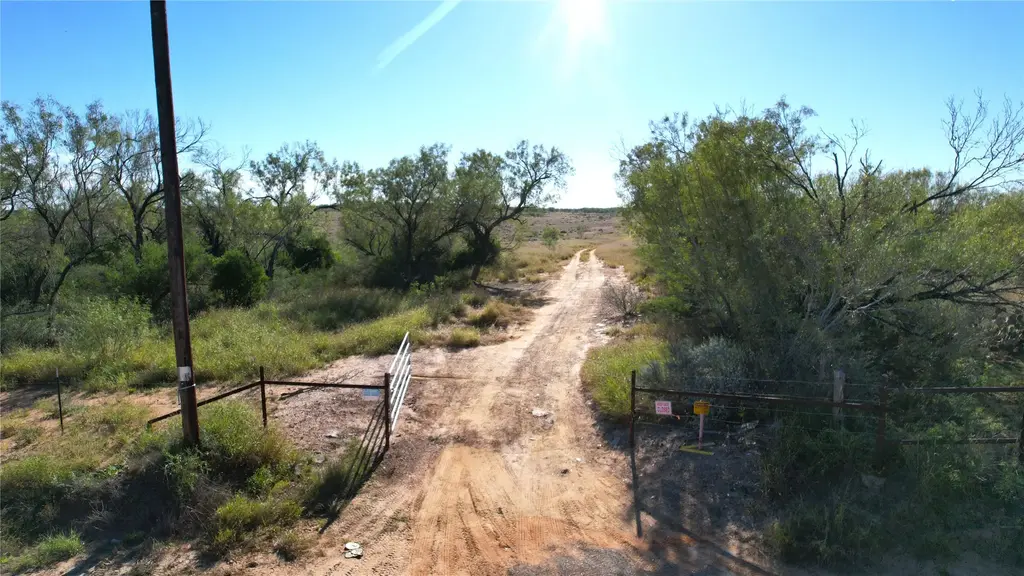 1913 County Road 3000, Pearsall