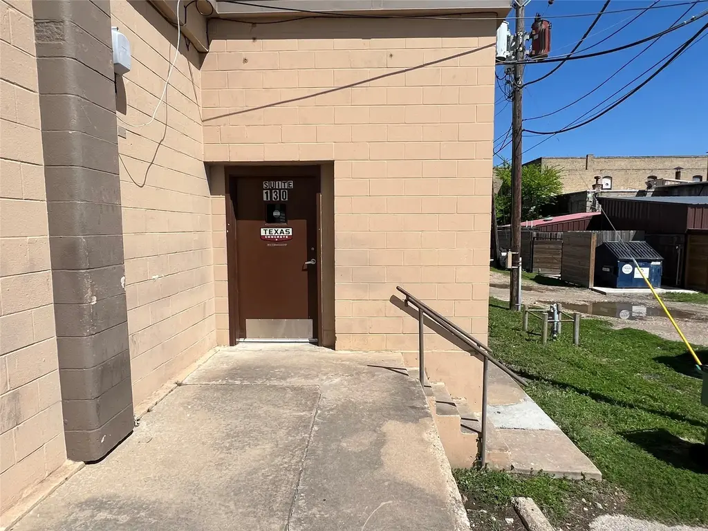 211 W 3rd Street 130, Taylor