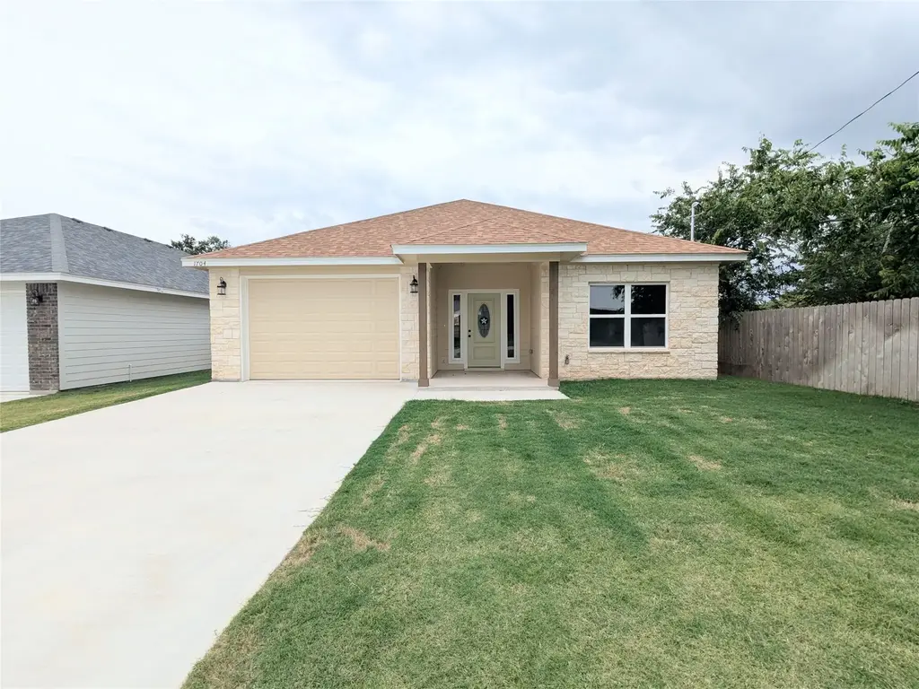 1704 E Avenue G, Lampasas