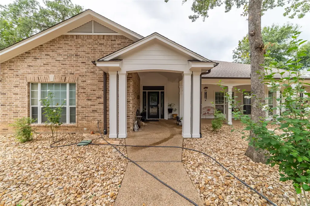 2600 Fm 2095, Cameron