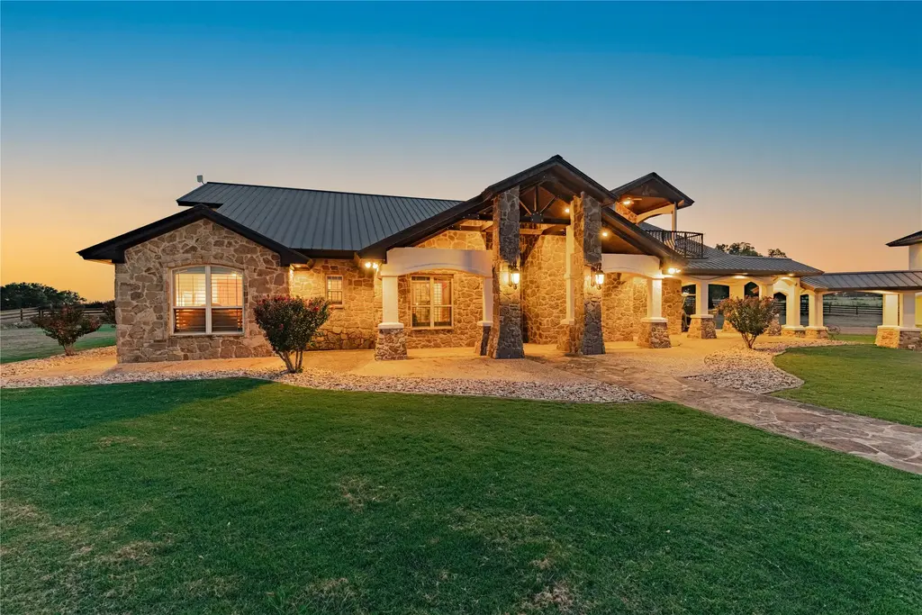 1400 County Road 320, Bertram