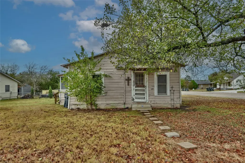 207 S Waco Street, Giddings