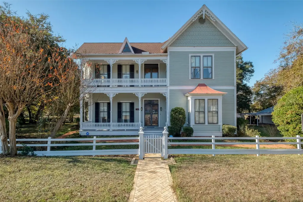 541 N Main Street, La Grange