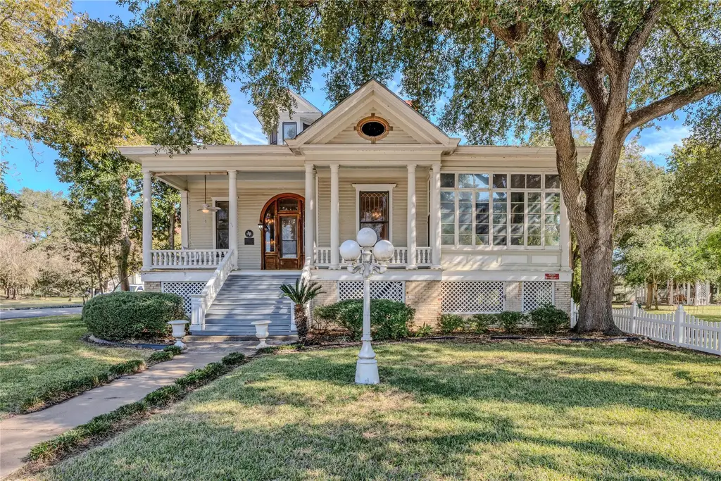 524 Saint Peter Street, Gonzales