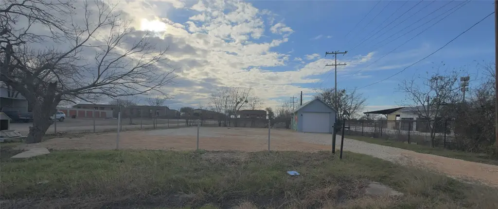 1411 S Commerce Street, Lockhart