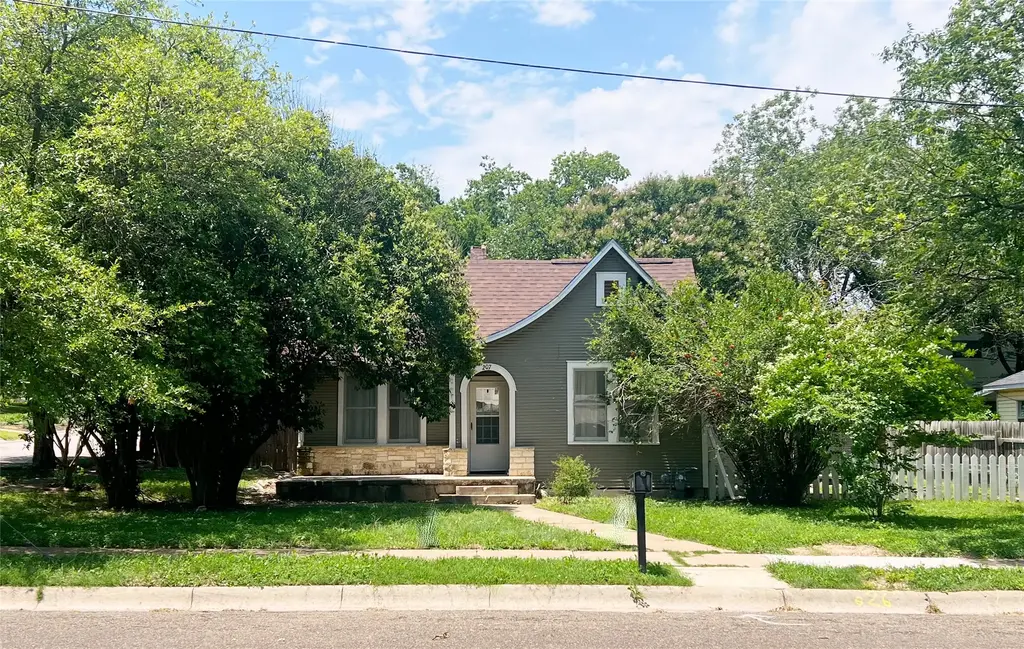 207 W 5th Street, Lampasas
