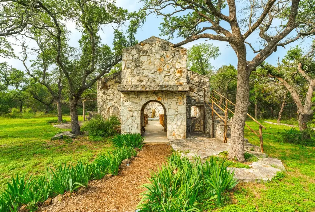 1218 Oakwood Loop, Wimberley