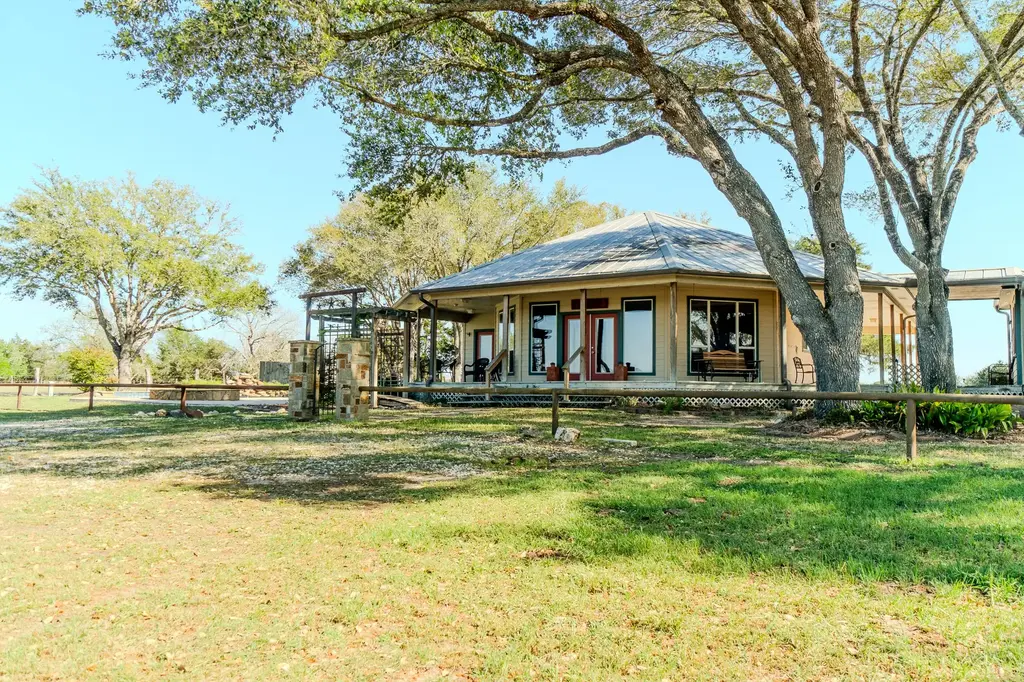 2346 Bruno Road, Schulenburg