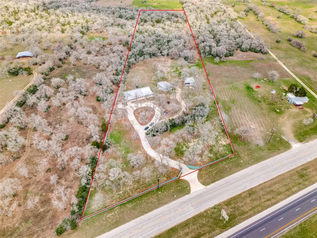 1415 E Highway 90, Luling