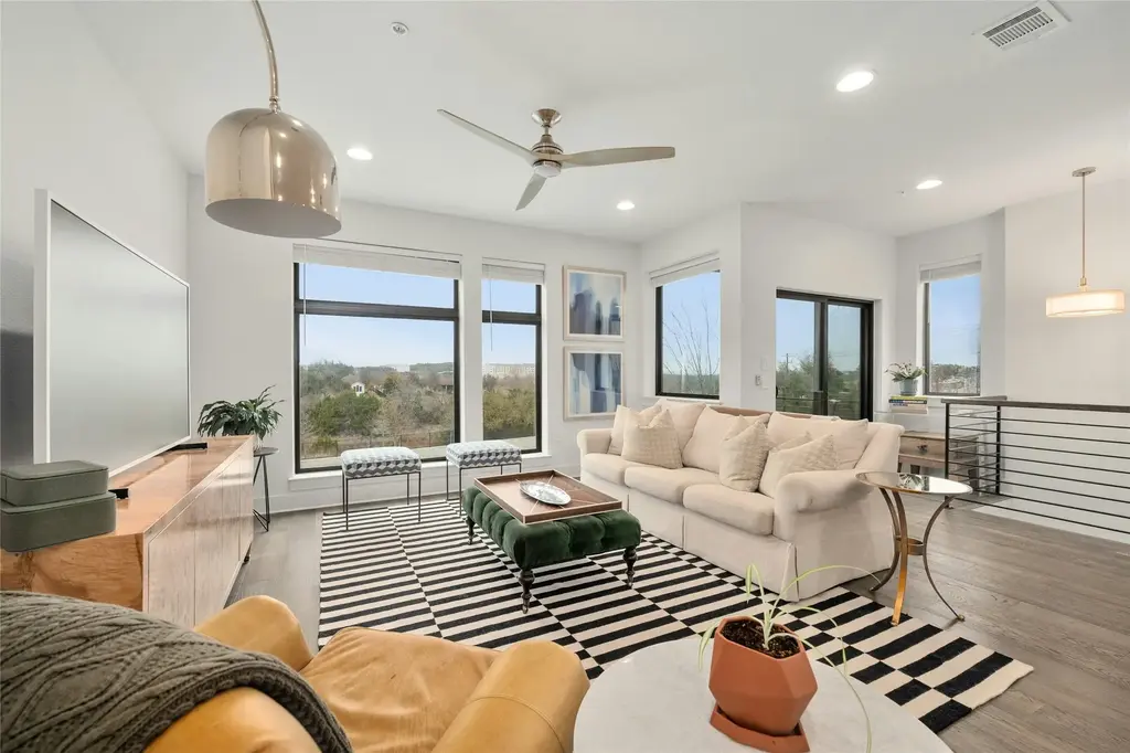 2050 Lohmans Spur Road 101, Lakeway