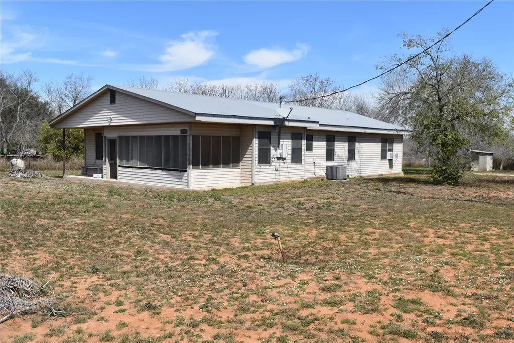 3200 N State Highway 16, Jourdanton