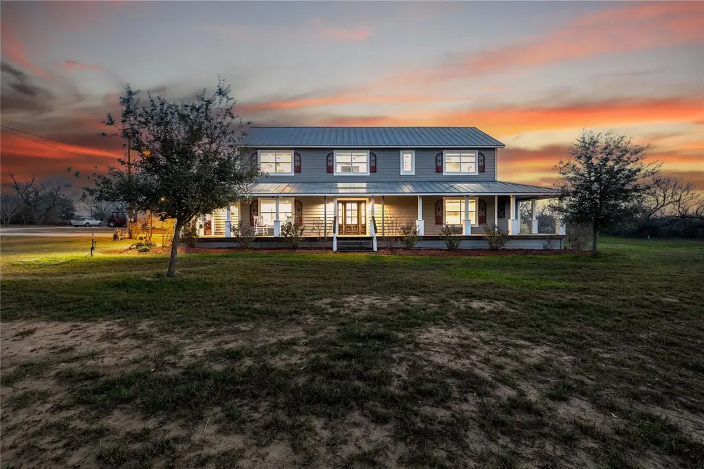 917 County Road 664, Devine