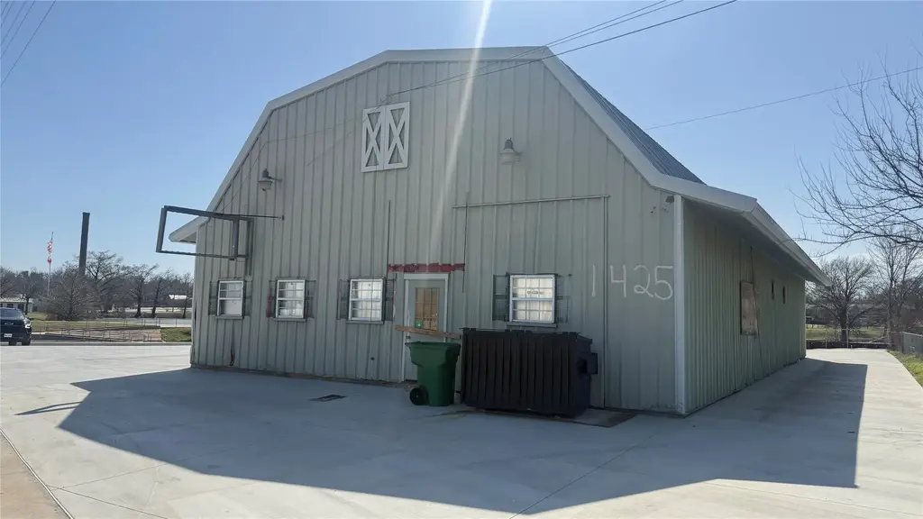 1425 N Main Street, Taylor
