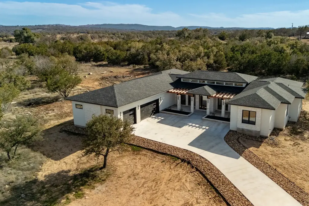 6425 Ranch Road 962 W, Round Mountain