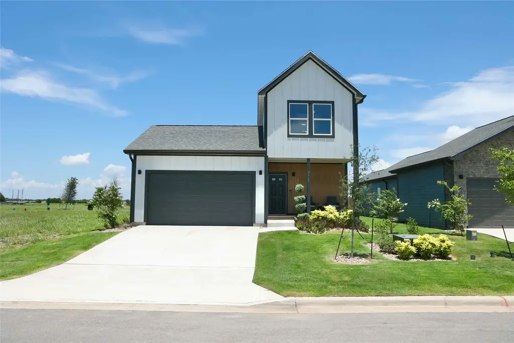 2017 Applewood Drive, Lockhart