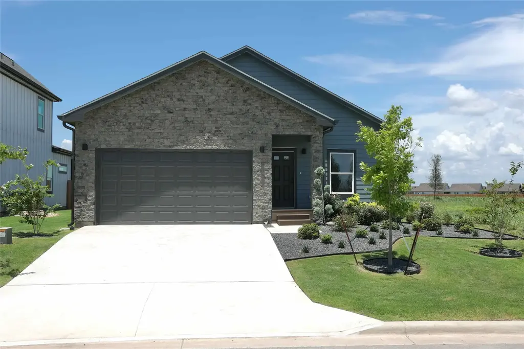 2015 Applewood Drive, Lockhart