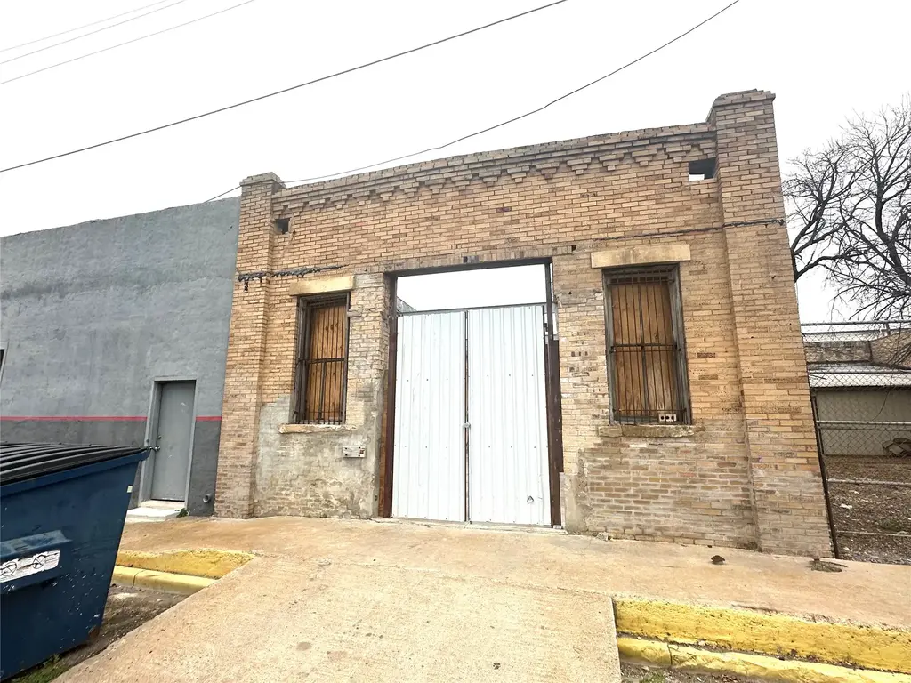 110 W 1st Street, Taylor