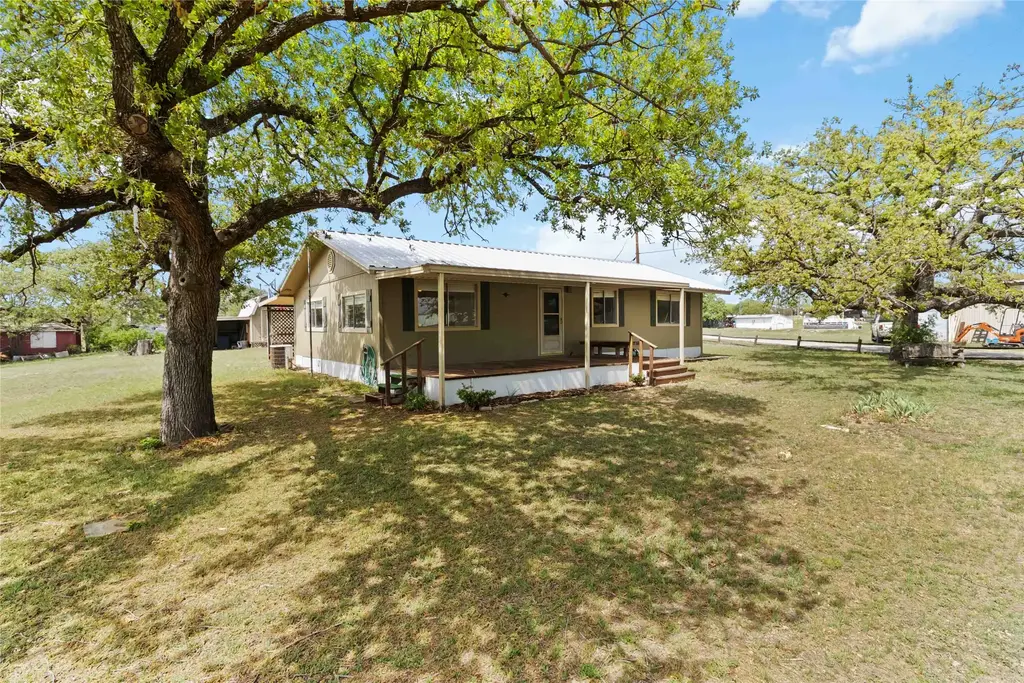 1515 Bee Lane, Tow