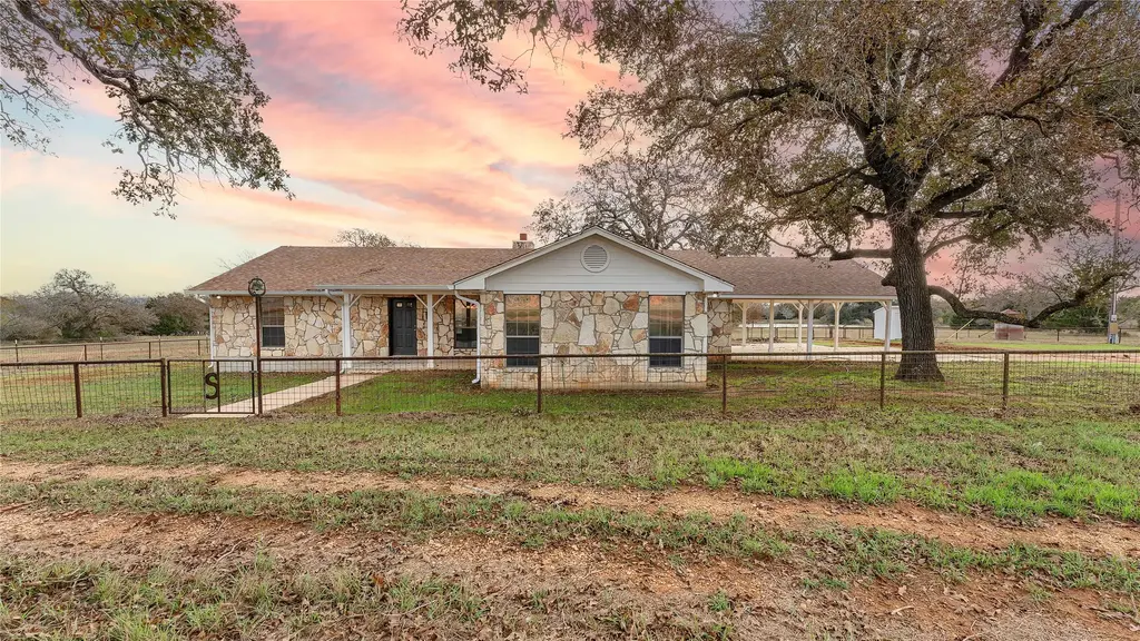 2569 County Road 443, Waelder