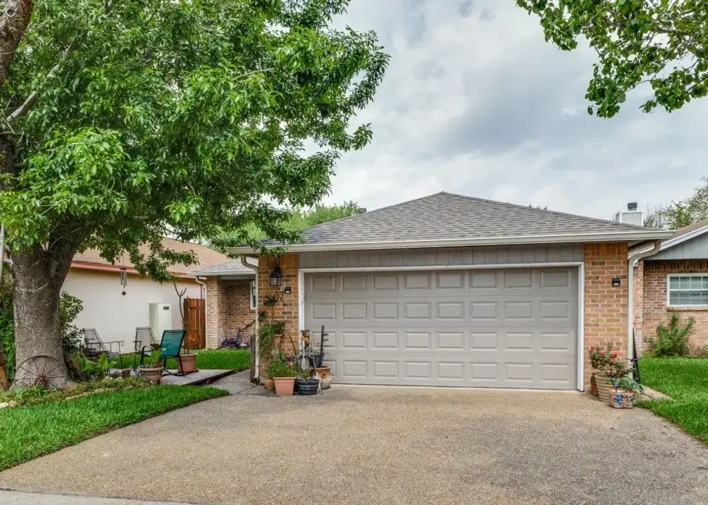 402 Village Lane, Buda