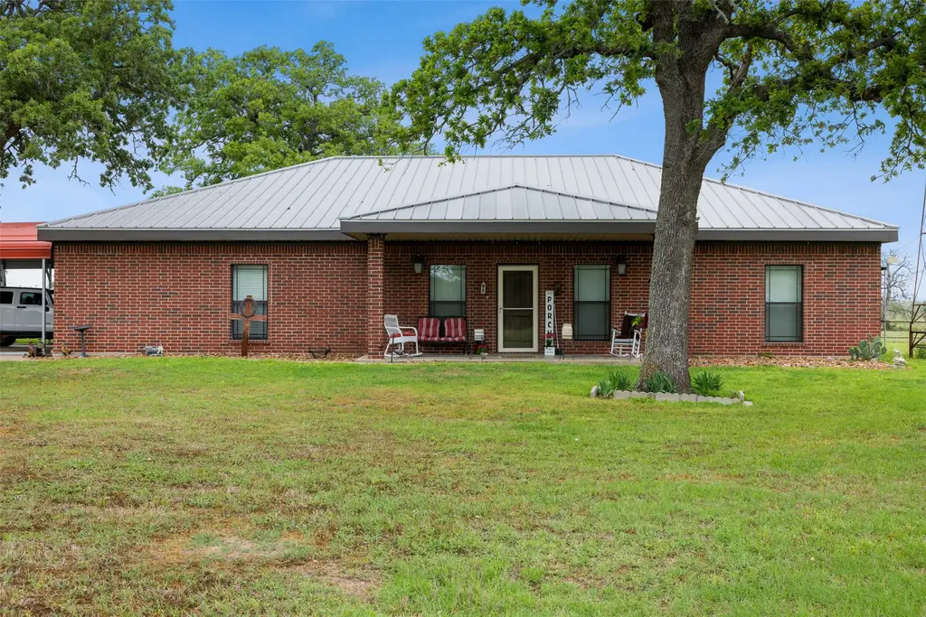 1176 Private Road 5011, Ledbetter