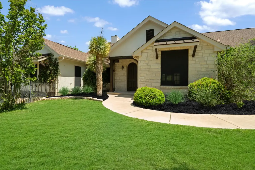 170 Echo Canyon Drive N, Comfort