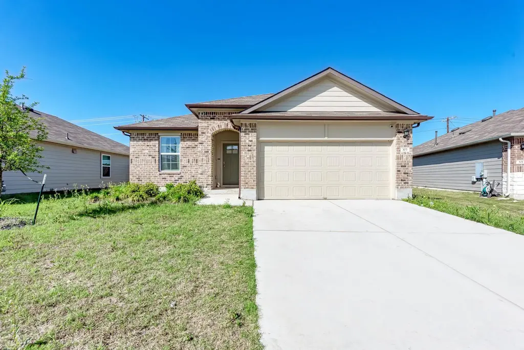 303 Abbey Lane, Lockhart