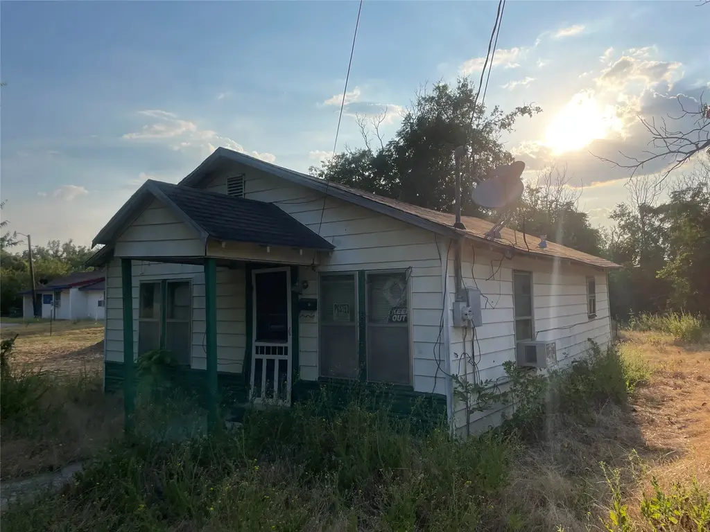 908 N Vogelsang Avenue, Cameron