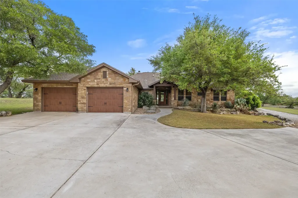 101 Crooked Oak Lane, Round Mountain