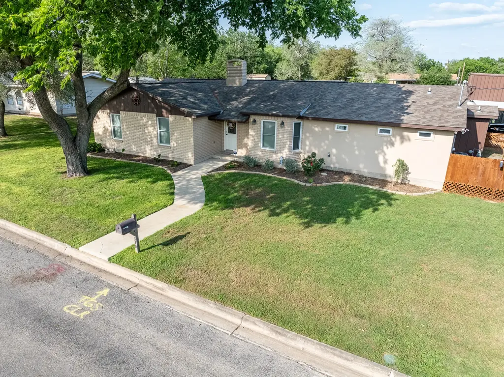 110 Live Oak Street, Gonzales