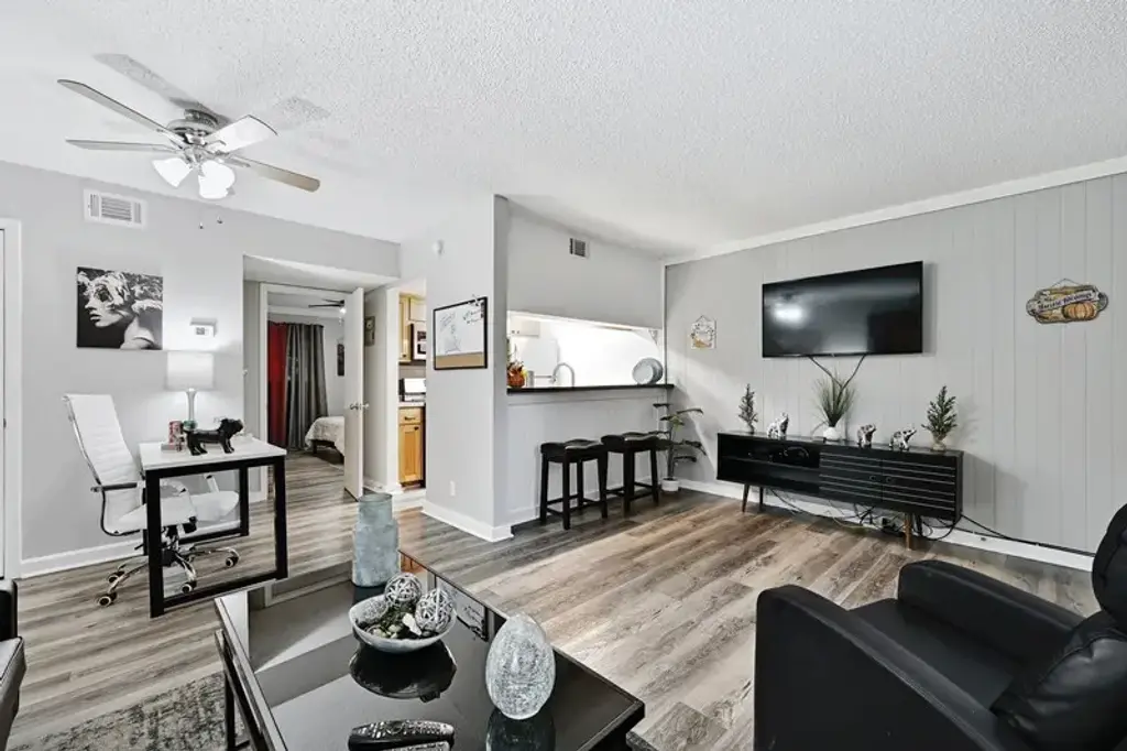 711 Eberhart Lane 204, Austin