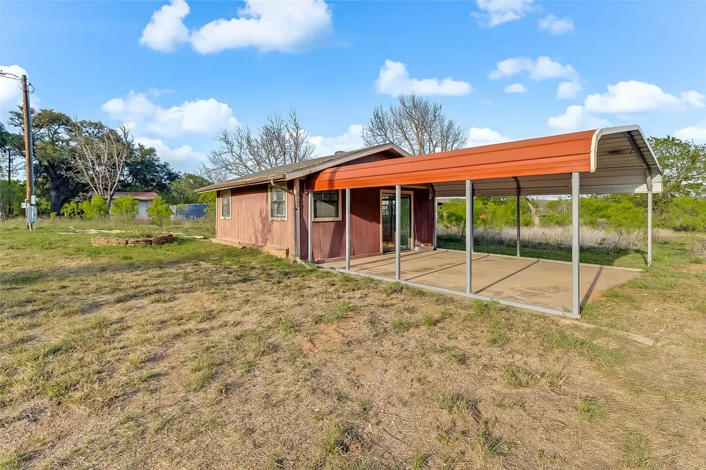 950 County Road 221, Tow