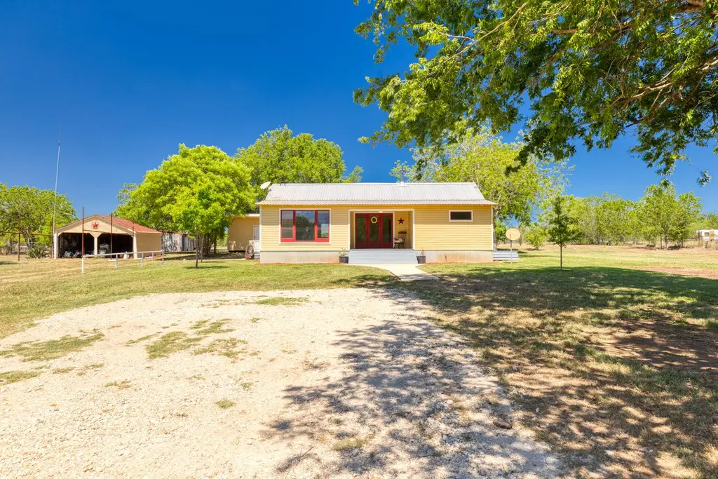 395 Dale Lane, Dale