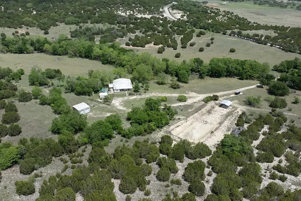 287 County Road 2722, Lometa