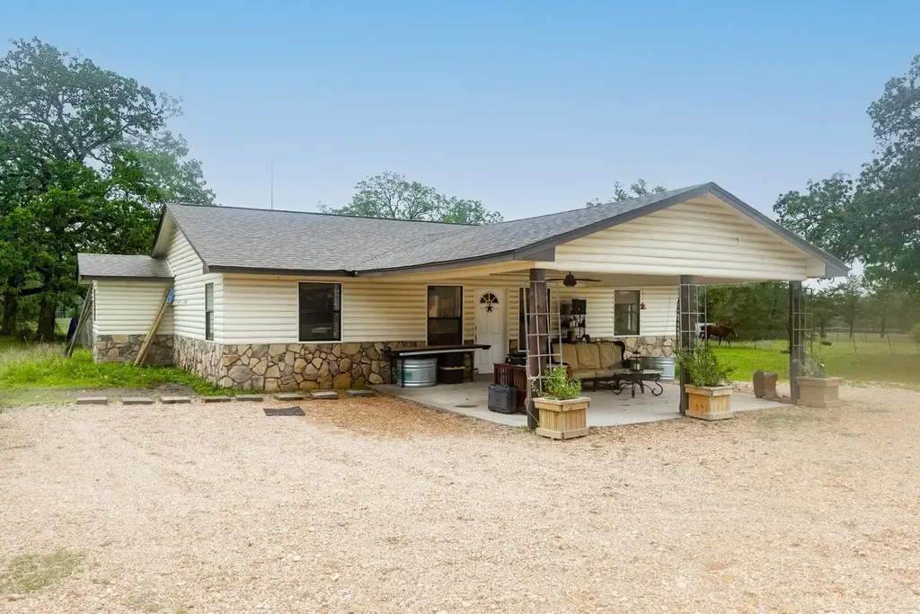 326 Zapalac Road, Smithville