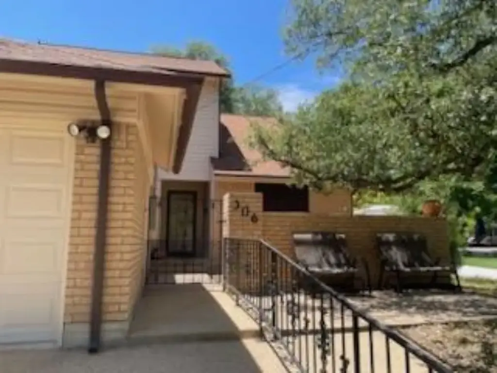 306 S Arnold Street, Lampasas