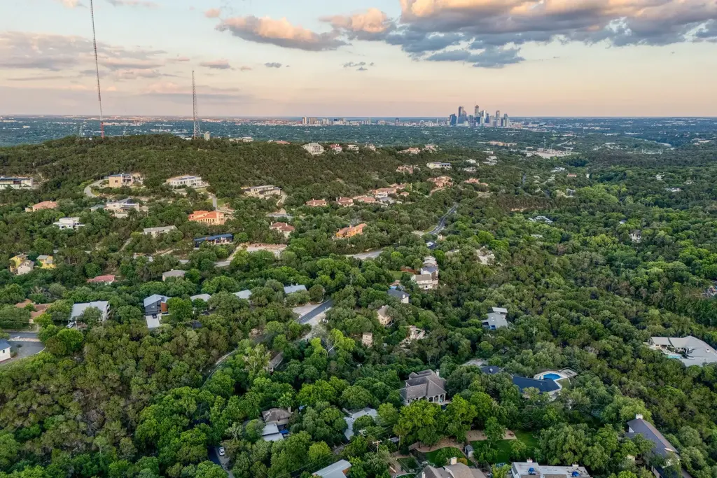 907 The High Road, Austin