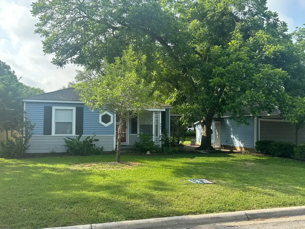 762 E Walnut Street, La Grange