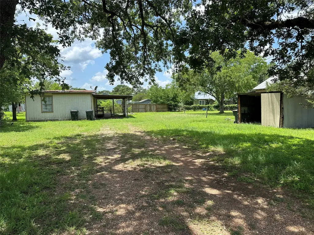 639 N Manse Avenue, Giddings