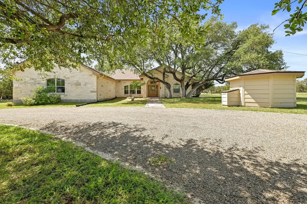 217 Circle Oaks Drive, Burnet