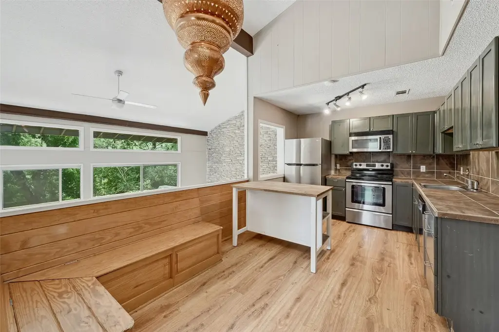 907 The High Rd, Austin