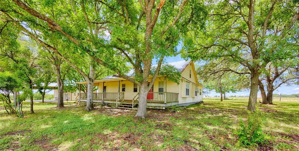 3814 Maeker Road, Flatonia