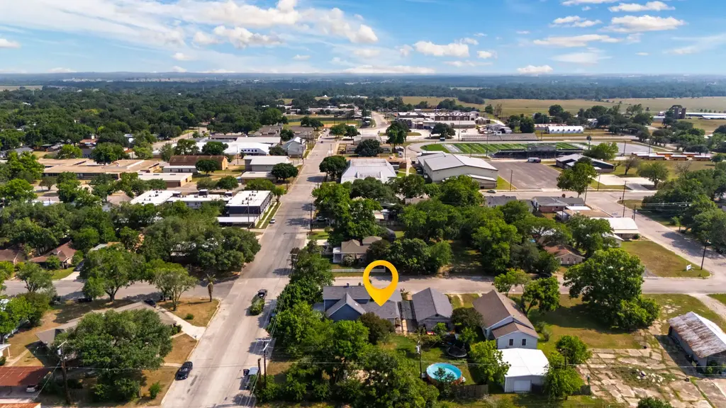 116 S Hackberry Avenue, Luling