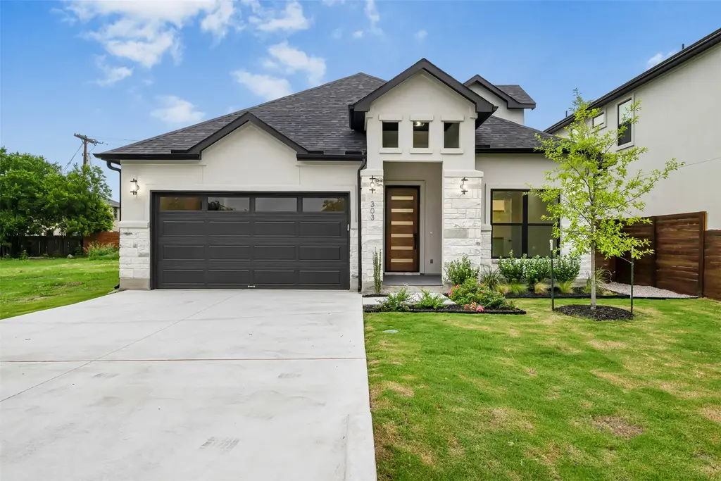 303 W Lane Avenue, Manor