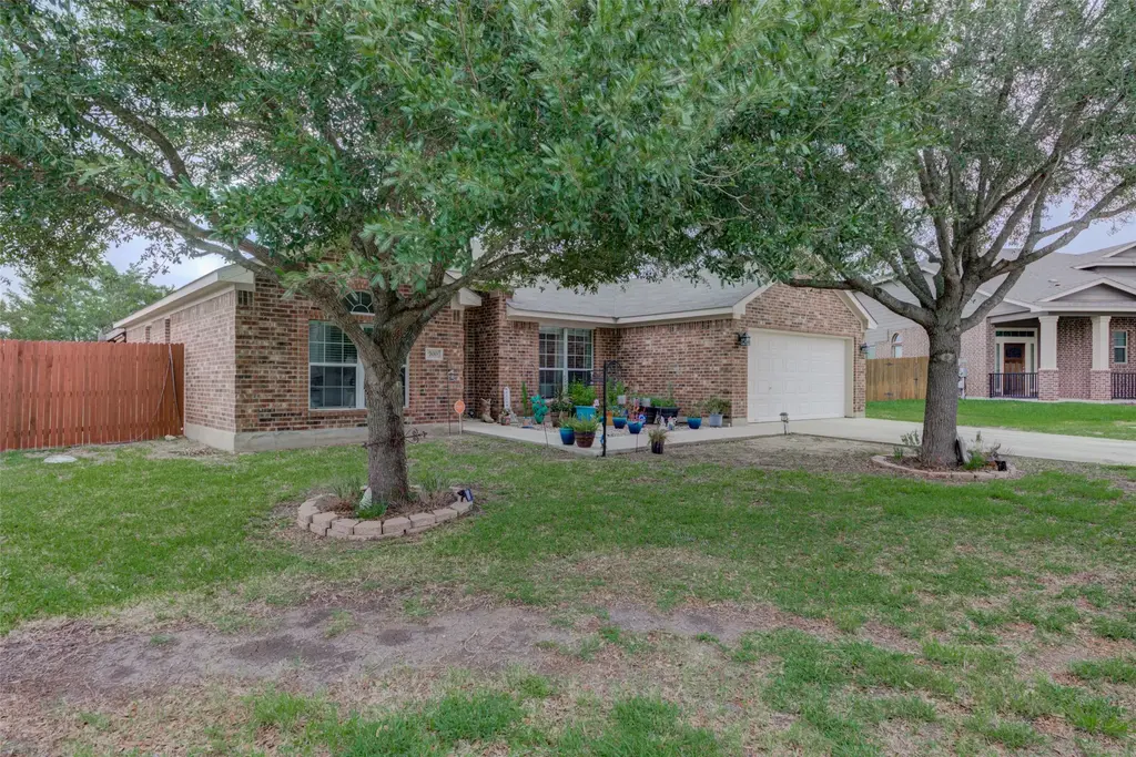 700 Indian Blanket Street, Lockhart