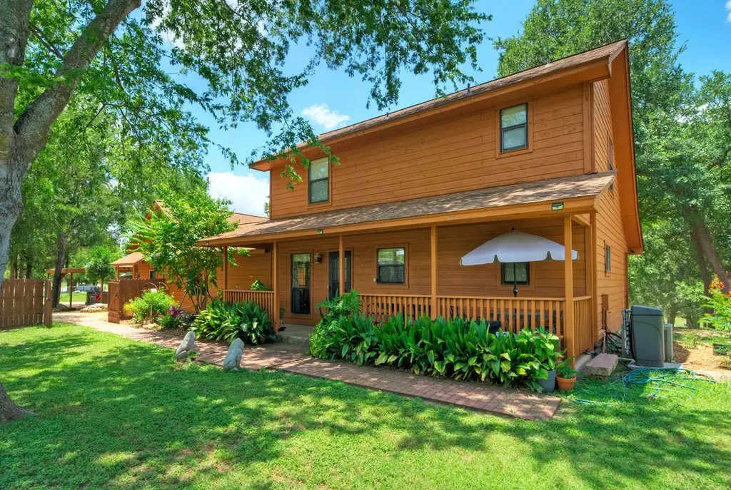 906 & 828 Water Street, Webberville