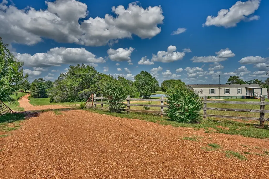 1368 County Road 207, Giddings