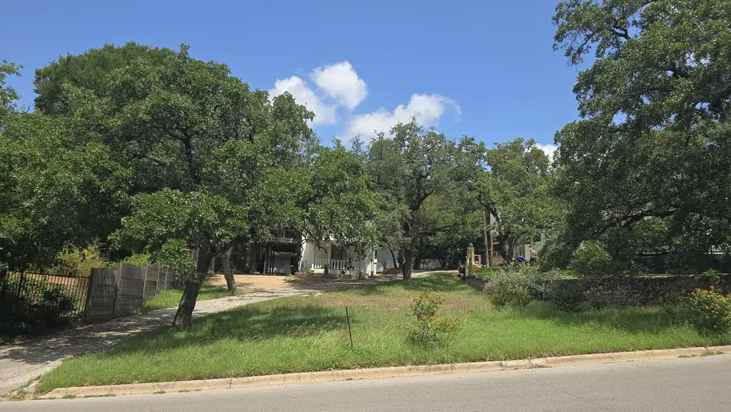 850 Forest View Drive, West Lake Hills